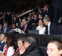 Los Príncipes de Asturias en el palco del Estadio Vicente Calderón, antes de comenzar el encuentro