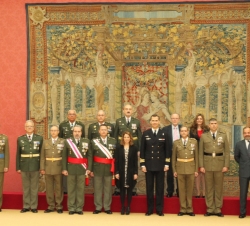 Su Alteza Real el Príncipe de Asturias acompañado por la comisión del Comité Organizador de la exposición temporal sobre sanidad militar "Sanidad
