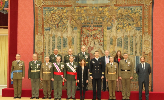 Su Alteza Real el Príncipe de Asturias acompañado por la comisión del Comité Organizador de la exposición temporal sobre sanidad militar "Sanidad Mili