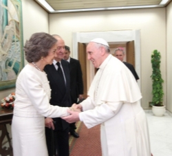 Su Majestad la Reina se despide de Su Santidad el Papa Francisco