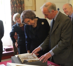 Doña Sofía en el Salón William Morris, donde se exponen los documentos fundacionales del Exeter College