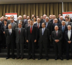 Don Felipe junto a los miembros del Equipo de Gobierno, Investigadores, Comisión Ejecutiva y del Consejo Científico del Real Instituto Elcano