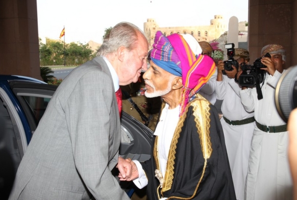 Don Juan Carlos recibe el saludo de Su Majestad Sultán Qaboos Bin Said