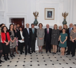 Su Majestad la Reina con las autoridades y el personal del Instituto Cervantes de Londres