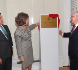Su Majestad la Reina descubre la placa conmemorativa de la inauguración