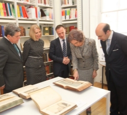 Su Majestad la Reina recorre la Biblioteca del Instituto Cervantes de Londres