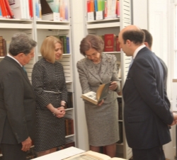 Su Majestad la Reina visita la Biblioteca del Instituto Cervantes de Londres
