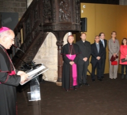 El obispo de Ávila y presidente de la Fundación "Las Edades del Hombre", Jesús García Burillo, dirige unas palabras de bienvenida