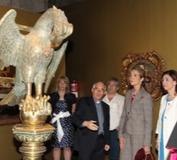Su Alteza Real la Infanta Doña Elena recibe explicaciones de una escultura durante su recorrido por la exposición