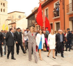 Doña Elena recorre las calles de Aranda de Duero acompañada de las autoridades presentes en el acto