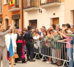 Su Alteza Real la Infanta Doña Elena saluda a los vecinos de Aranda de Duero