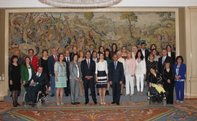 Fotografía de grupo de Su Alteza Real la Princesa de Asturias con la representación de la “Asociación Amica”