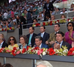 La Reina, con  l ministro de Educación, Cultura y Deporte, el presidente de la Comunidad de Madrid, la alcaldesa de Madrid, el presidente de Mutua Mad