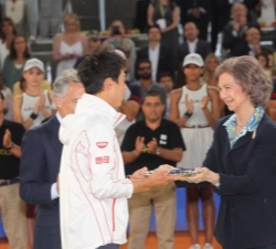 La Reina entrega el trofeo de finalista al tenista japonés Kei Nishikori.