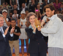 Su Majestad la Reina entrega el trofeo de ganador a Rafael Nadal.