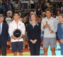 La Reina, con Rafael Nadal, Kei Nishikori, el presidente de Mutua Madrileña Automovilista y el director del torneo.