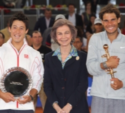 Doña Sofía, con el ganador, Rafael Nadal, y el finalista, Kei Nishikori.