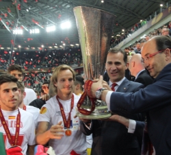 El presidente del Sevilla F.C., José Castro, y el capitán del equipo sevillista, Ivan Rakitic, ofrecieron el trofeo a Don Felipe