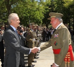 Su Majestad el Rey recibe el saludo del ministro de Defensa, Pedro Morenés