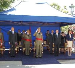 Don Juan Carlos acompañado por las autoridades presentes en el acto durante los Honores de Ordenanza