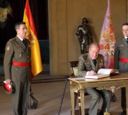 Su Majestad el Rey firma en el Libro de Honor de la Academia de Artillería