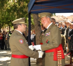 Don Juan Carlos hace entrega al general director de la Academia de Artillería la Medalla de Oro del Alcázar