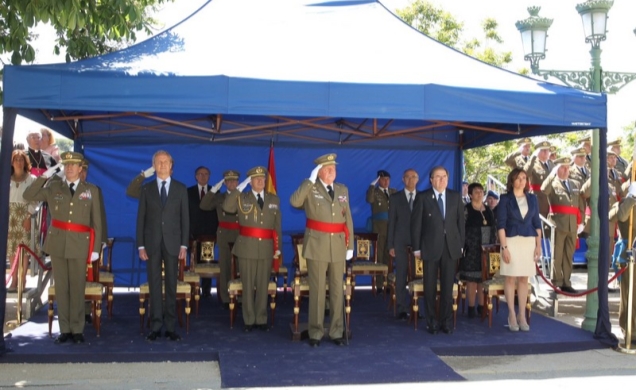 Don Juan Carlos acompañado por las autoridades presentes en el acto durante los Honores de Ordenanza