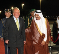 Don Juan Carlos acompañado por Su Alteza Real el Príncipe Heredero de Arabia Saudí Salman Bin Abdulaziz Al Saud a su llegada a Jeddah