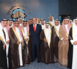Don Juan Carlos con los representantes de las Cámaras de Comercio y las autoridades de Arabia Saudí asistentes al encuentro