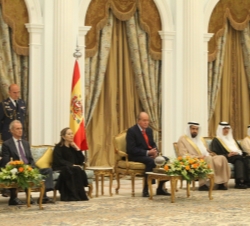 Don Juan Carlos acompañado por las autoridades asistentes a la audiencia con los co presidentes del Consejo Saudí de Cámaras de Comercio