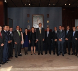 Don Felipe acompañado por los miembros de la Junta Directiva del Círculo de Empresarios Vascos
