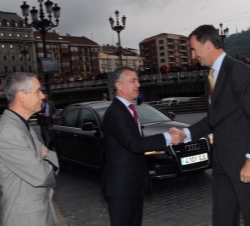 Don Felipe recibe a su llegada al Teatro Arriaga el saludo del lehendakari del Gobierno Vasco, Iñigo Urkullu