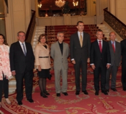 Su Alteza Real el Príncipe de Asturias con las autoridades asistentes a la entrega del premio