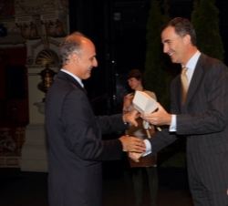 Su Alteza Real el Príncipe de Asturias entrega el galardón al presidente de Leroy Merlin, Ignacio Sánchez Villares