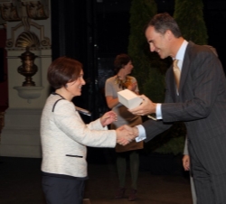 Su Alteza Real el Príncipe de Asturias entrega el premio a la directora del Centro Nazaret, María José Rabella