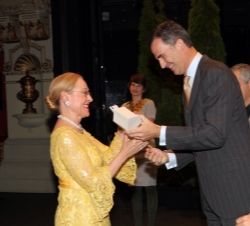 Don Felipe entrega a la presidenta de la Fundación Euroamérica, Benita Ferrero-Waldner