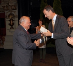 Su Alteza Real el Príncipe de Asturias entrega el premio a Enrique Iglesias