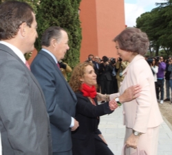 Su Majestad la Reina, a su llegada, recibe el saludo de Su Alteza Real la Infanta Doña Elena. 