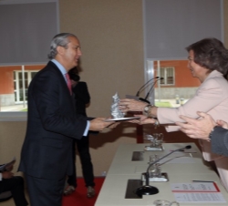 Doña Sofía entrega al director general de la Guardia Civil el premio concedido al SEPRONA.