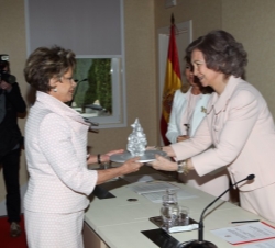 La presidenta de la Fundación Michou y Mau IAP de México, Virginia Sendel, recibe el premio de manos de Doña Sofía.
