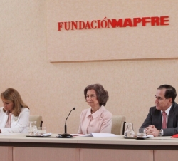 Doña Sofía, junto a la secretaria de Estado de Servicios Sociales e Igualdad y el presidente de Mapfre.