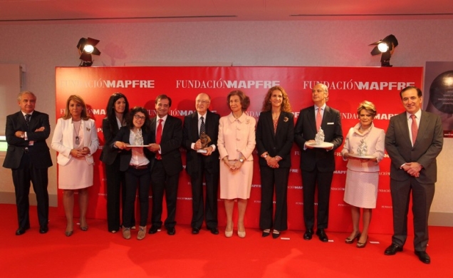 La Reina, la Infanta Doña Elena y las personalidades asistentes, con los premiados.