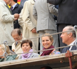 Doña Elena, acompañada por el subsecretario del ministerio de Educación, Cultura y Deporte, Fernando Benzo, y la presidenta de la Asociación de la Pre