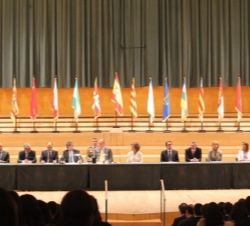 Vista general de la mesa presidencial durante el acto.