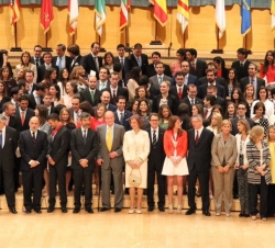 Los Reyes y las autoridades asistentes, con los miembros de la 64ª Promoción de la Carrera Judicial.