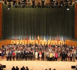 Los Reyes y las autoridades asistentes, con los miembros de la 64ª Promoción de la Carrera Judicial.