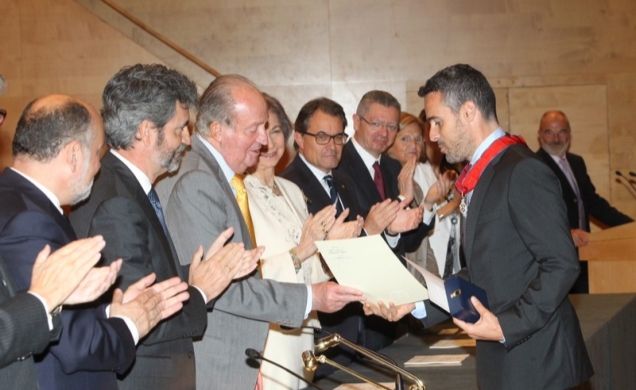 Su Majestad el Rey entrega el despacho al número uno de la 64ª Promoción, David Pérez García-Patrón.