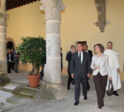 Doña Sofía junto al presidente de la Junta de Extremadura, José Antonio Monago; y el Prior del Real Monasterio de San Jerónimo de Yuste, Pawel Stepkow