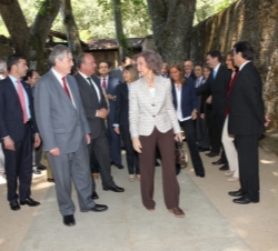 Su Majestad la Reina conversa con el presidente del Consejo de Administración de Patrimonio Nacional, José Rodríguez-Spiteri