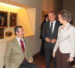 Su Majestad la Reina conversa con el director general de Políticas de Apoyo a la Discapacidad, Ignacio Tremiño